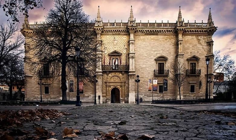 Vista de la fachada principal del Palacio de la Santa Cruz de Valladolid.