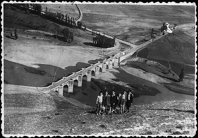Photo of the Cabezón de Pisuerga bridge from 1942.