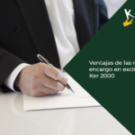 Vista de un propietario firmando la nota de encargo en exclusiva a un agente de Ker2000.