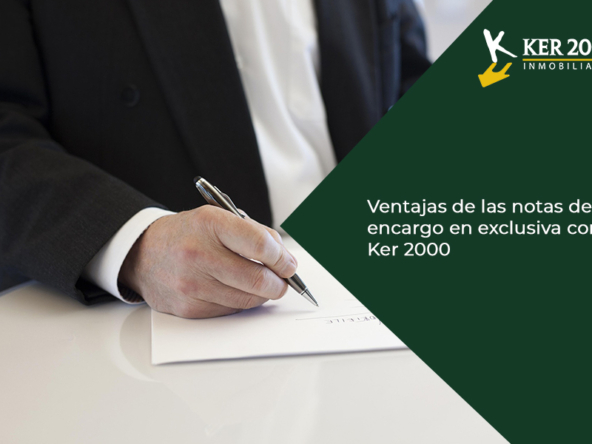 Vista de un propietario firmando la nota de encargo en exclusiva a un agente de Ker2000.