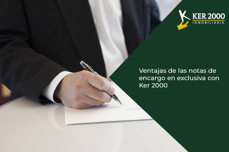 Vista de un propietario firmando la nota de encargo en exclusiva a un agente de Ker2000.